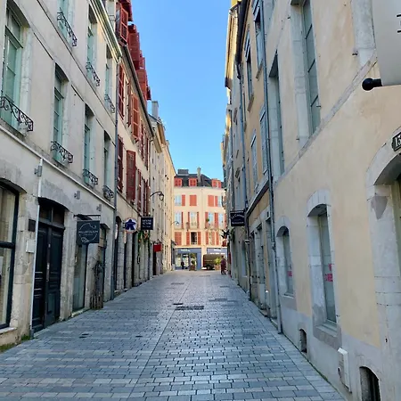 Apartment Wonderhost, Superbes Volumes Et Charme De L'ancien Pau